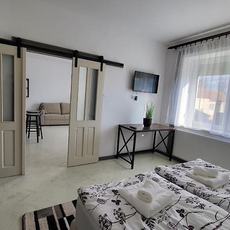 Relax Apartments Sarvar A1 Экстерьер фото